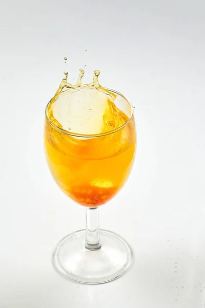Dado Che Cade Bicchiere Liquido Arancione Causato Una Spruzzata Primo — Foto Stock