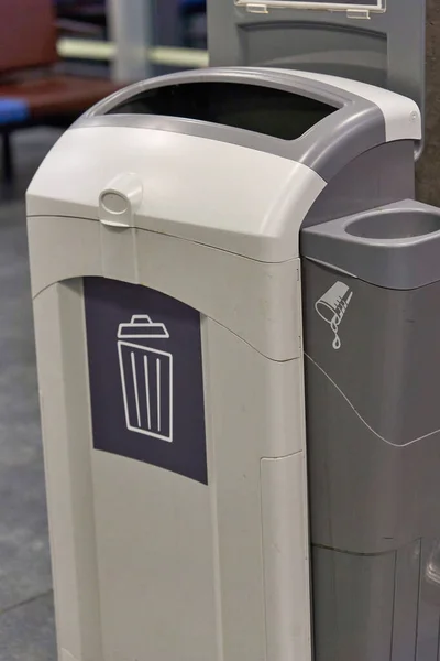 Panier Déchets Plastique Gris Dans Lieu Public Corbeille Peut Fermer — Photo