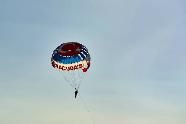 Parachute Avec Homme Volant Sur Fond Ciel Bleu Vacances Extrêmes — Photo