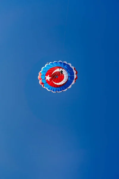 Parachute Avec Drapeau Dinde Contre Ciel Bleu Vacances Extrêmes Bord — Photo