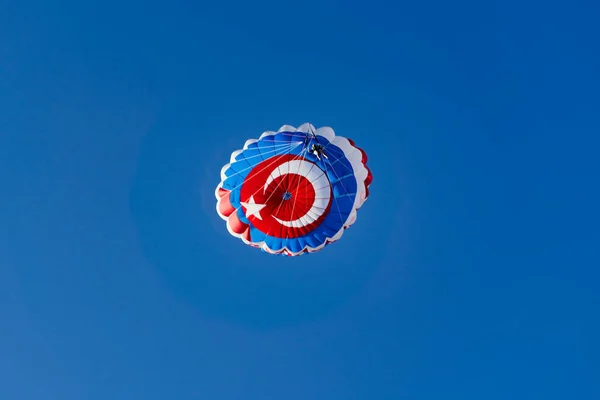 Parachute Avec Drapeau Dinde Contre Ciel Bleu Vacances Extrêmes Bord — Photo