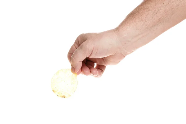 Mano tiene chip su uno sfondo bianco, da vicino — Foto Stock