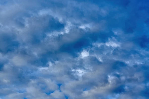 White cumulus clouds on blue sky background, natural phenomenon — Stock Photo, Image