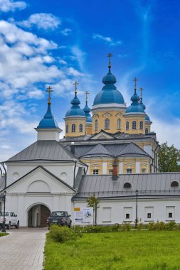 Mavi çatılı modern Hıristiyan kilisesi manzarası