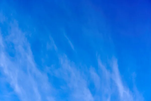 Фон облаков феодальных облаков на голубом небе. — стоковое фото