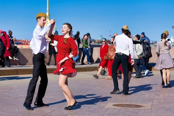 在圣彼得堡广场胜利日跳舞的情侣 — 图库照片