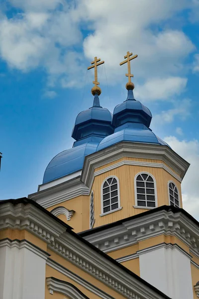 Frammento del campanile di una chiesa cristiana con tetto blu — Foto Stock
