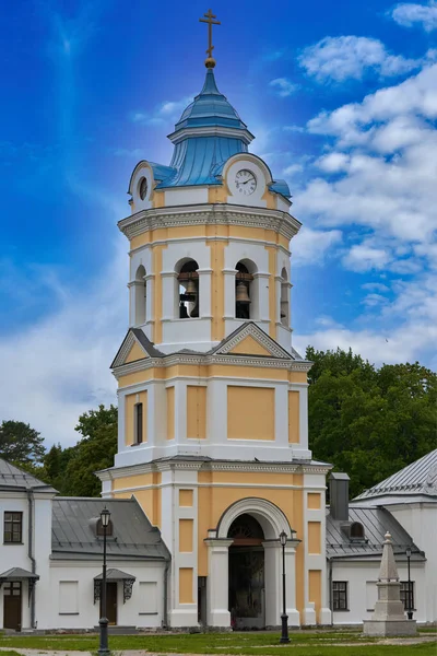 Veduta di una moderna chiesa cristiana con tetto blu — Foto Stock