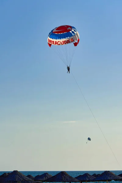 Parachute sur la mer, une activité nautique de villégiature — Photo
