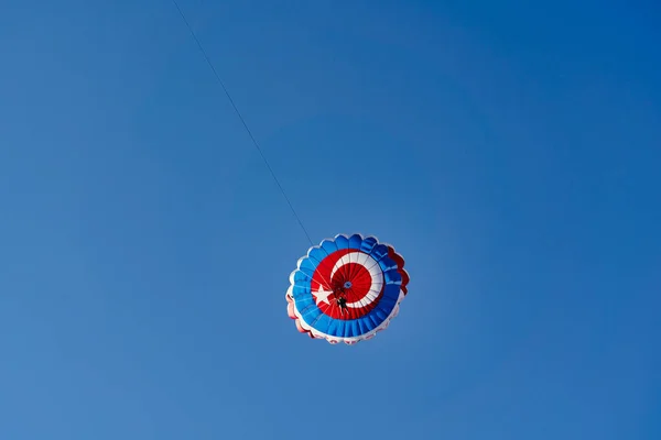 Parachute avec le drapeau de la dinde contre le ciel bleu — Photo
