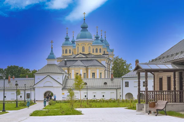 Un gruppo di pellegrini religiosi ha visitato il Monastero di Konevets in Russia — Foto Stock