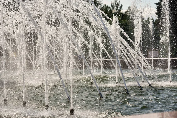 城市喷泉的碎片，带有水柱和水花 — 图库照片