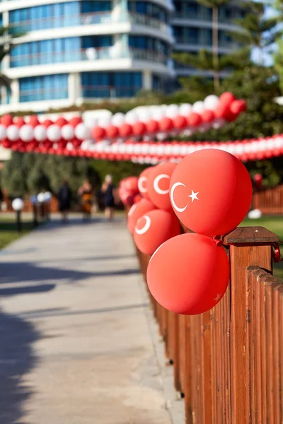 Κόκκινα μπαλόνια με το έμβλημα της τουρκικής σημαίας στολίζουν το δρόμο Royalty Free Εικόνες Αρχείου