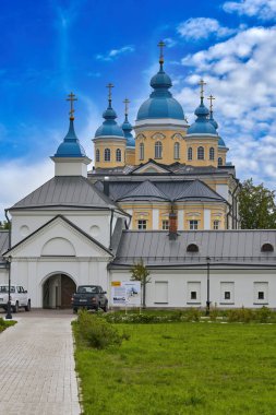 Mavi çatılı modern Hıristiyan kilisesi manzarası