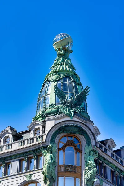 Vista de los detalles arquitectónicos del famoso edificio Singer House en San Petersburgo —  Fotos de Stock