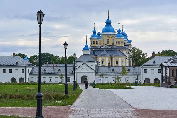 Un gruppo di pellegrini religiosi ha visitato il Monastero di Konevets in Russia — Foto Stock