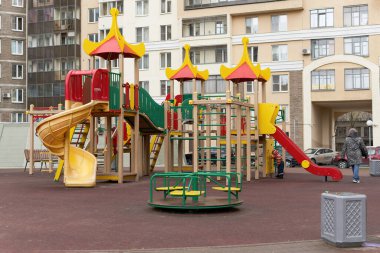 Apartmanın avlusundaki çocuk parkında renkli evler
