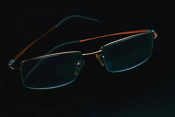काळ्या पार्श्वभूमीवर फॅशनेबल फ्रेममध्ये चष्मा — स्टॉक फोटो, इमेज