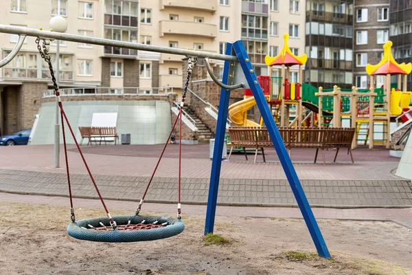 Maisons colorées sur l'aire de jeux dans la cour de la copropriété — Photo