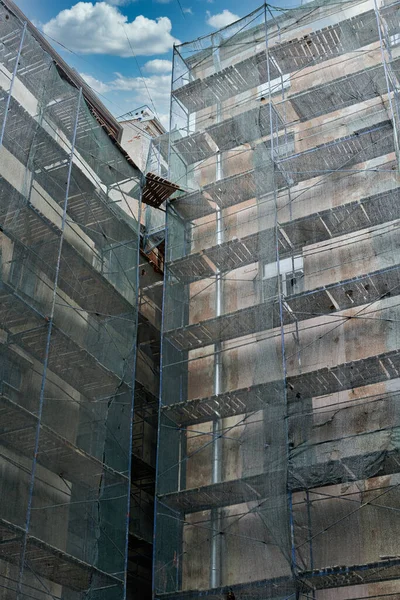 İskeledeki çok katlı bina, bakım ve onarım.