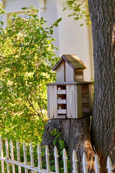 Casa de aves de varios pisos en un tocón de árbol en el parque — Foto de Stock
