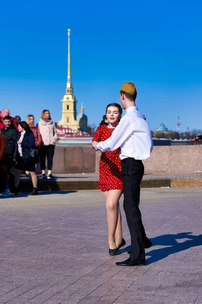 Par som dansar på segerdagen på Sankt Petersburgs torg — Stockfoto