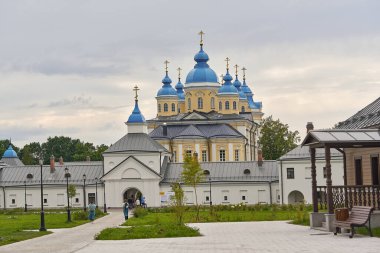 Bir grup dindar hacı Rusya 'daki Konevets Manastırı' nı ziyaret etti