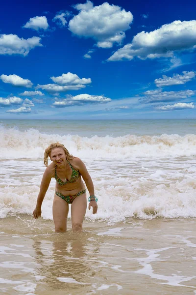 Una mujer en traje de baño con el pelo largo blanco sale del mar — Foto de Stock