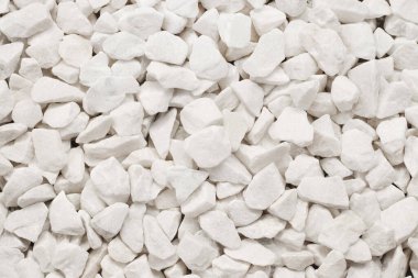 Doğal beyaz çakıl taşlarını kapatın, dekoratif taş çakıl dokusu arka plan ve tasarım için.