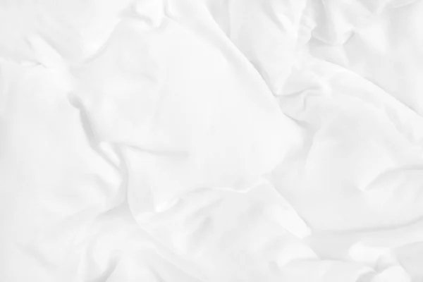 早上醒来后 把卧室里的白色被单和皱巴巴的毛毯贴上近景 — 图库照片