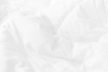 Yatak odasındaki beyaz çarşafı ve kırışık battaniyeyi kapat. Sabah uyandıktan sonra..