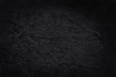 Arka plan ve tasarım çalışmaları için yüksek çözünürlüklü doğal desenli koyu gri kayrak dokusu. Siyah taş duvar.