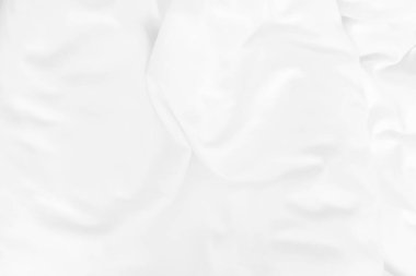 Yatak odasındaki beyaz çarşafı ve kırışık battaniyeyi kapat. Sabah uyandıktan sonra..