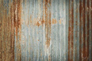 Eski çinko duvar dokusu arka plan, galvanize metal kaplama üzerinde paslı.