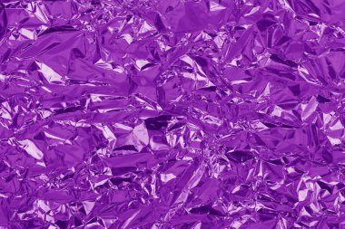 Mor metalik folyo parlak doku, arkaplan ve tasarım çalışmaları için buruşuk ambalaj kağıdı.