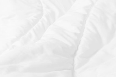 Yatak odasındaki beyaz çarşafı ve kırışık battaniyeyi kapat. Sabah uyandıktan sonra..