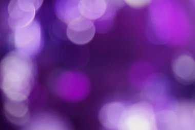 Mor bokeh bulanık arkaplan, soyut yaprak ışığı ve odak dışı güneş ışığı.