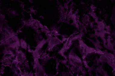 Yüksek çözünürlüklü koyu mor mermer desenli arka plan, pürüzsüz parıltı desenli ve konforlu doğal taşların karşı görüntüsü..