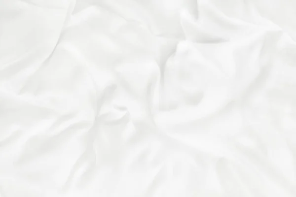 早上醒来后 把卧室里的白色被单和皱巴巴的毛毯贴上近景 — 图库照片