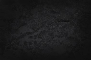 Arka plan ve tasarım çalışmaları için yüksek çözünürlüklü doğal desenli koyu gri kayrak dokusu. Siyah taş duvar.