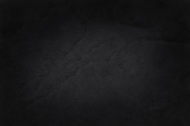 Arka plan ve tasarım çalışmaları için yüksek çözünürlüklü doğal desenli koyu gri kayrak dokusu. Siyah taş duvar.