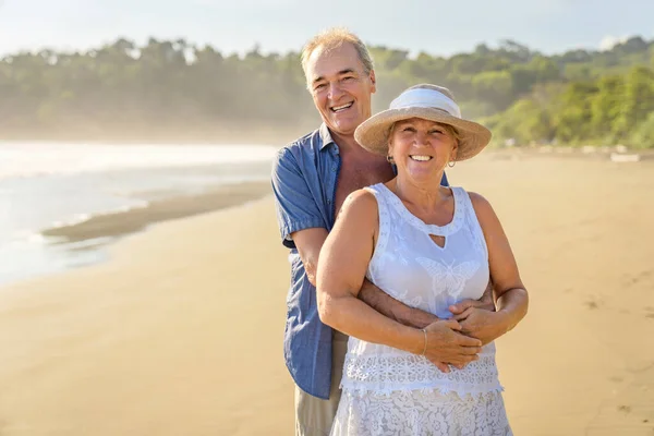 Casal Sênior Desfrutando Belo Pôr Sol Praia — Fotografia de Stock