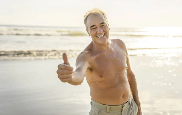Starsi Mężczyźni Świetnie Się Bawią Plaży Zachodzie Słońca — Zdjęcie stockowe