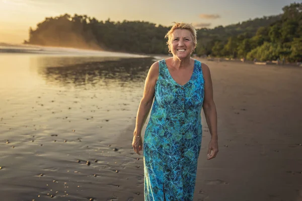 Літня Жінка Добре Проводить Час Пляжі Заходу Сонця — стокове фото