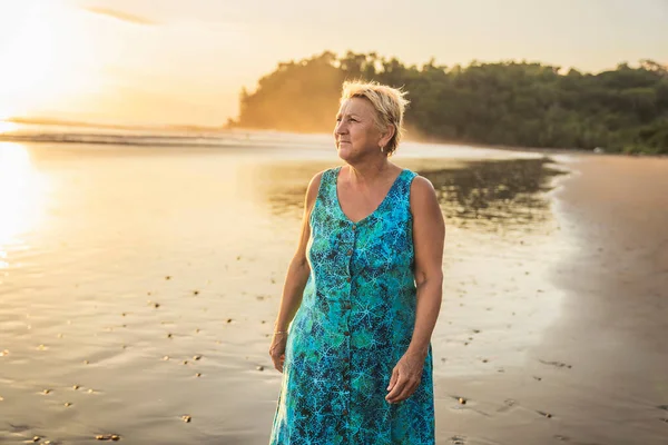 Een Oudere Vrouw Die Zich Vermaakt Het Strand Bij Zonsondergang — Stockfoto
