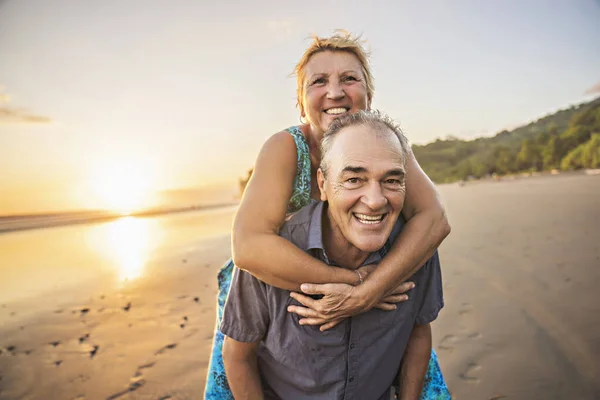 Senior Couple Enjoying Beautiful Sunset Beach — Stock Photo, Image