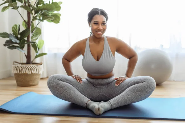 African American Woman Working Out Home Livingroom Gym — ストック写真