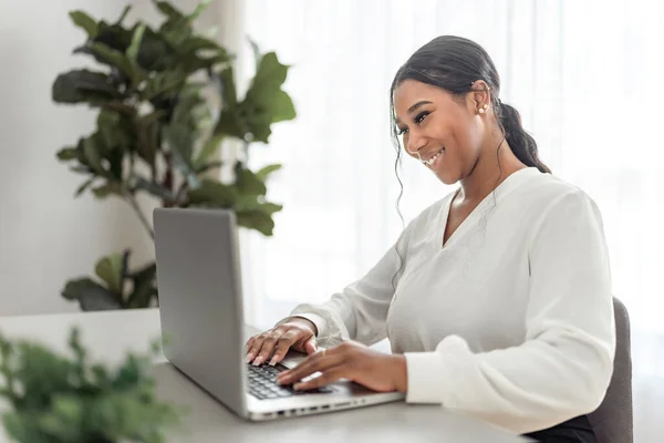 Young African American Businesswoman Working Laptop Home Office — Photo