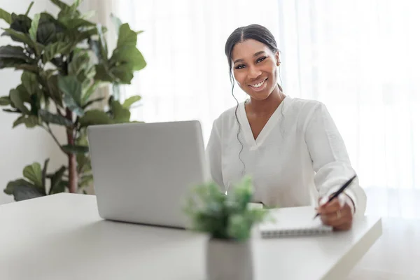 Ung Afrikansk Amerikansk Forretningskvinde Der Arbejder Laptop Hjemme Kontor - Stock-foto