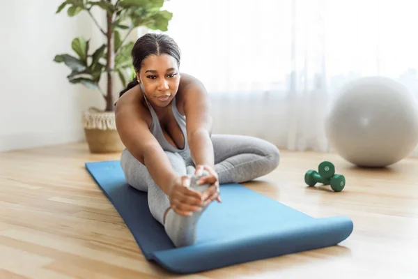 African American Woman Working Out Home Livingroom Gym — ストック写真